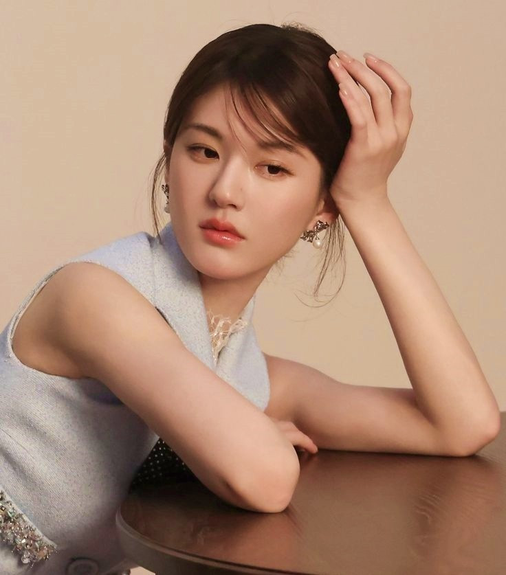 Cát-xê của Triệu Lộ Tư cũng tăng lên đáng kể, có thông tin cô nhận thù lao 37 tỷ đồng khi đóng Thần Ẩn.