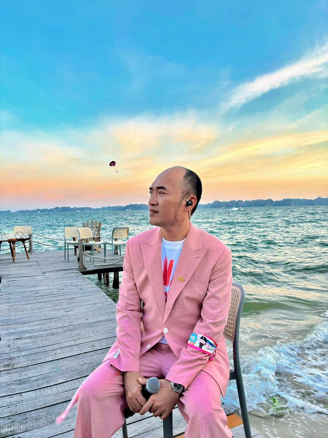 Tiến Luật check in Hạ Long. Ảnh: FB Tiến Luật