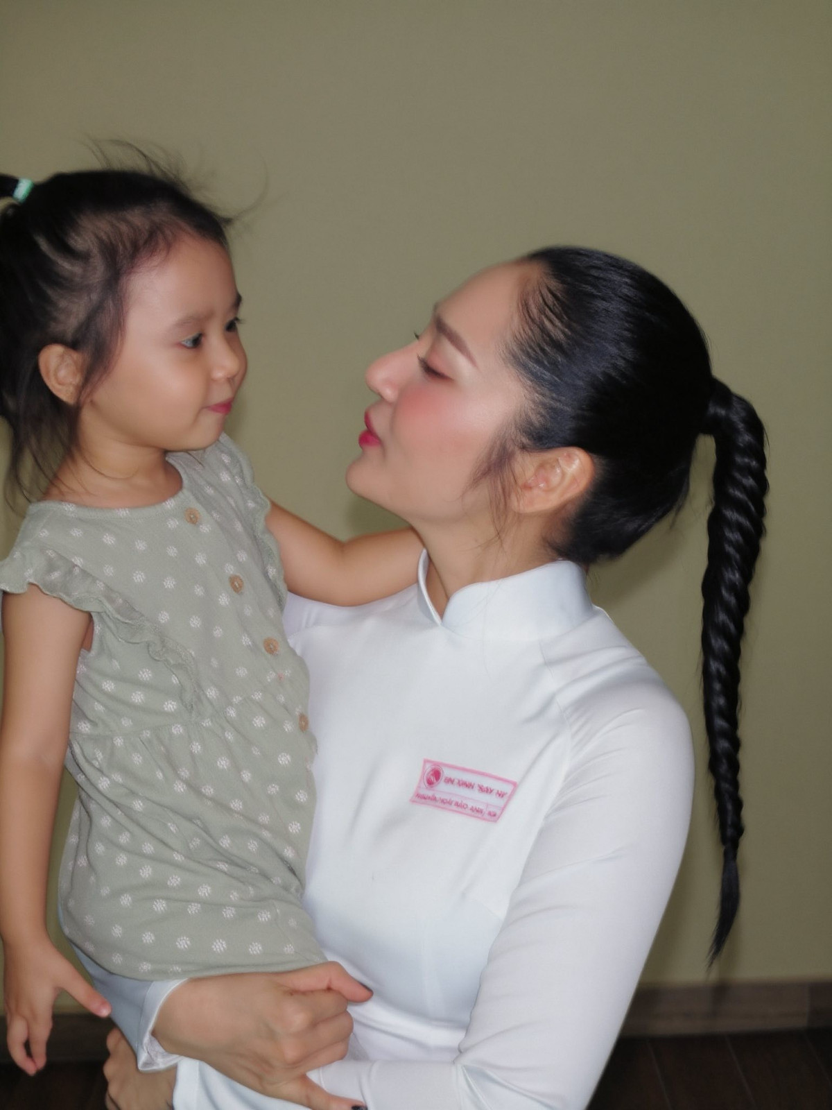 Ca sĩ Bảo Anh cưng nựng con gái trong hậu trường "Em xinh say Hi". Ảnh: FB Bảo Anh