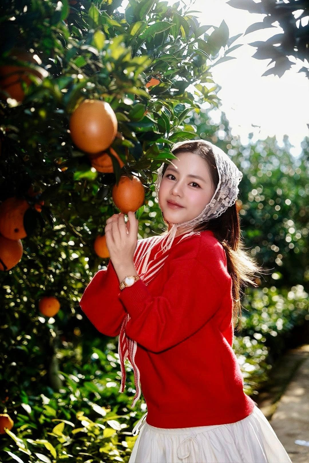 Huỳnh Anh sinh năm 1992, là gương mặt quen thuộc của màn ảnh Việt qua các bộ phim như Chạy trốn thanh xuân, Mùa hoa tìm lại… Trong khi đó, Bạch Lan Phương là MC, biên tập viên xinh đẹp của VTV, ghi dấu ấn bởi phong thái tự tin, lối dẫn dắt thông minh và nhẹ nhàng.