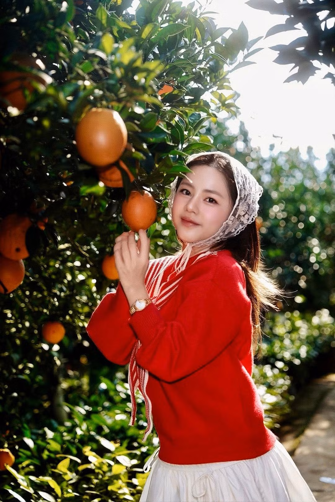 Huỳnh Anh sinh năm 1992, là gương mặt quen thuộc của màn ảnh Việt qua các bộ phim như Chạy trốn thanh xuân, Mùa hoa tìm lại… Trong khi đó, Bạch Lan Phương là MC, biên tập viên xinh đẹp của VTV, ghi dấu ấn bởi phong thái tự tin, lối dẫn dắt thông minh và nhẹ nhàng.