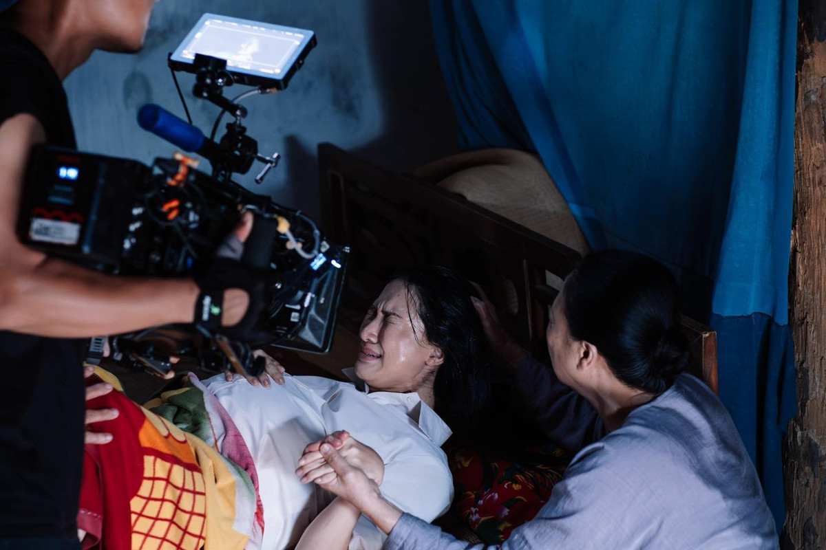 Ca sĩ Hòa Minzy hé lộ hậu trường quay cảnh cô sinh con đầy khó nhọc trong MV "Nỗi đau giữa hòa bình". Ảnh: FB Hòa Minzy