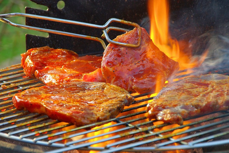 Ướp thịt nướng sốt BBQ: Gồm 2 muỗng sốt BBQ, 1 muỗng mật ong, 1 muỗng dầu ô liu, 1 muỗng tương cà, tỏi băm. Phong cách phương Tây, vị thơm béo, mặn ngọt cân bằng.