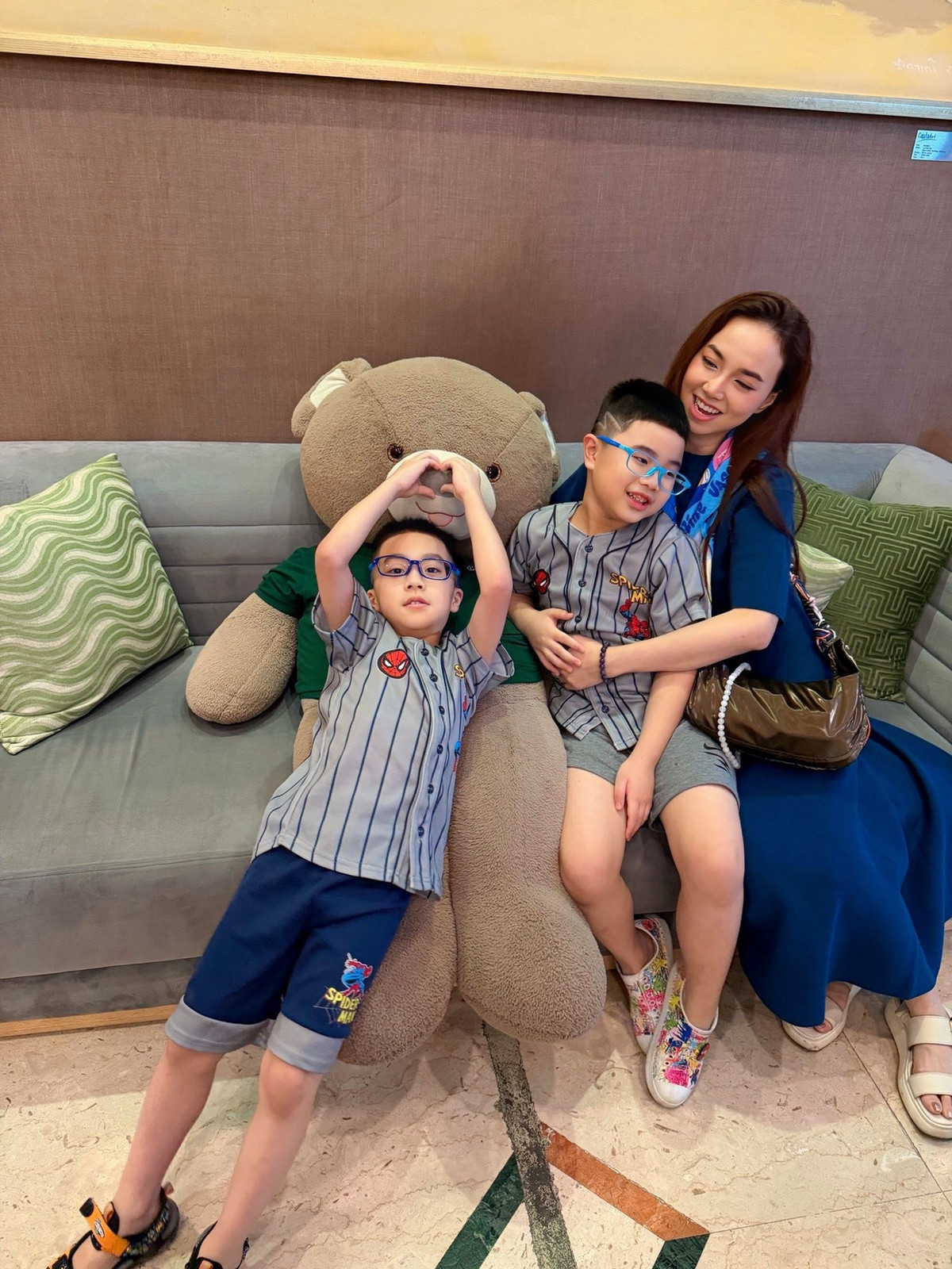 Diễn viên Đinh Ngọc Diệp gọi hai quý tử là "gấu bông của mẹ". Ảnh: FB Dinh Ngoc Diep