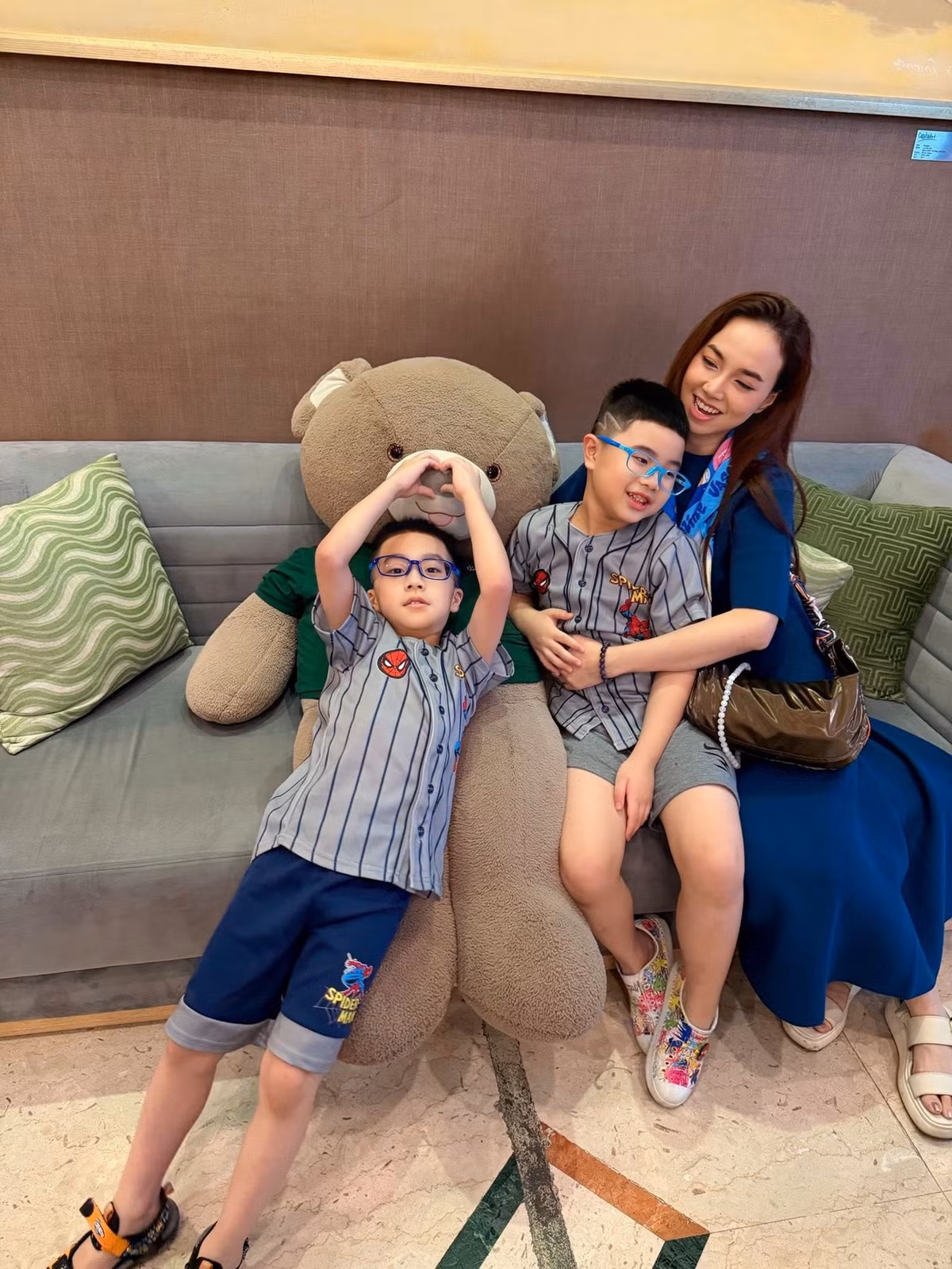Diễn viên Đinh Ngọc Diệp gọi hai quý tử là "gấu bông của mẹ". Ảnh: FB Dinh Ngoc Diep