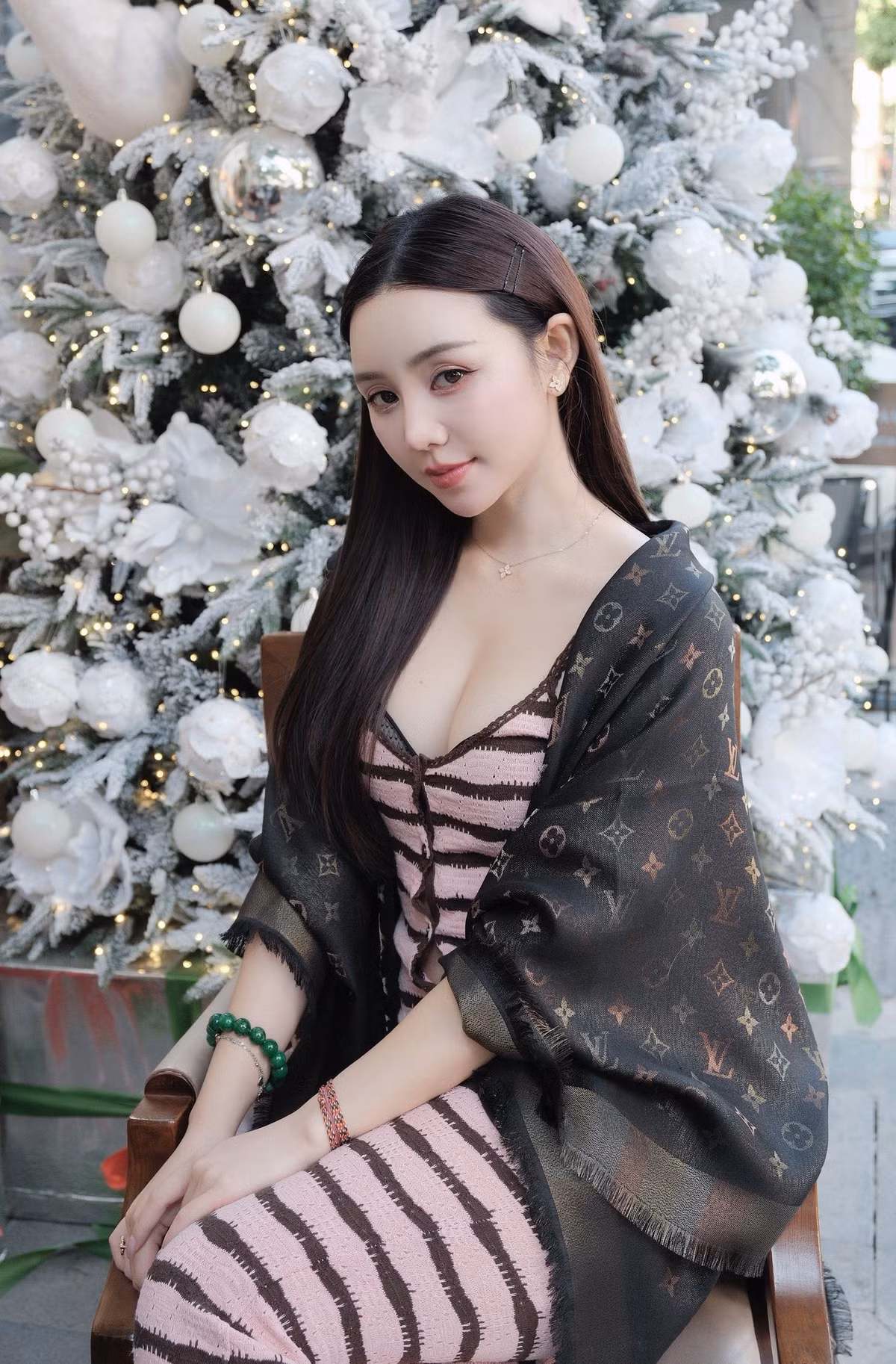 Việc cô liên tục chia sẻ những hình ảnh diện đồ gợi cảm khiến nhiều netizen nhận định rằng Quỳnh Kool hoàn toàn xứng đáng nằm trong danh sách “những nữ diễn viên gợi cảm nhất” của Vbiz.