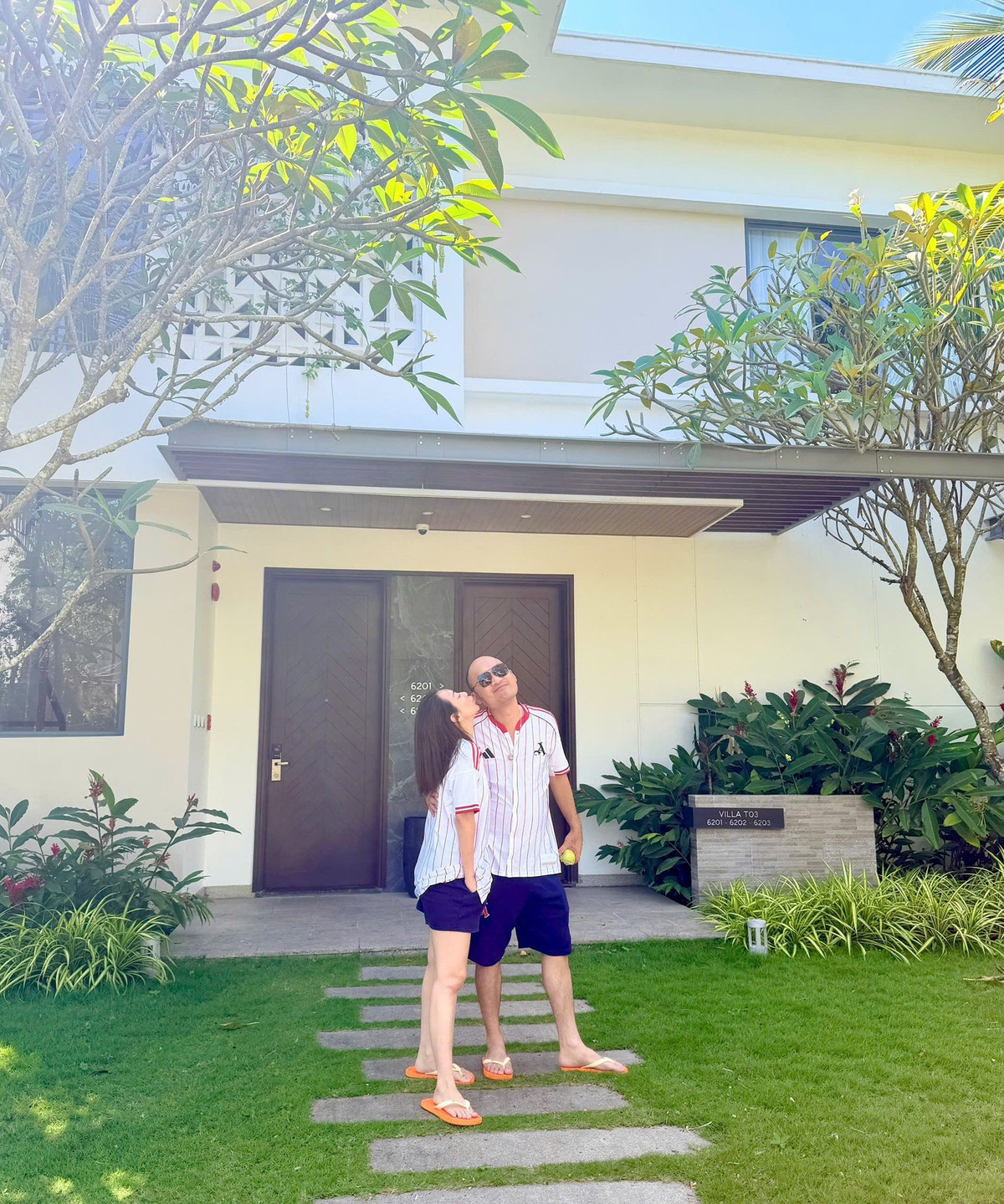 Vợ chồng diễn viên Thu Trang - Tiến Luật tình tứ khi nghỉ dưỡng ở Hồ Tràm. Ảnh: FB Thu Trang