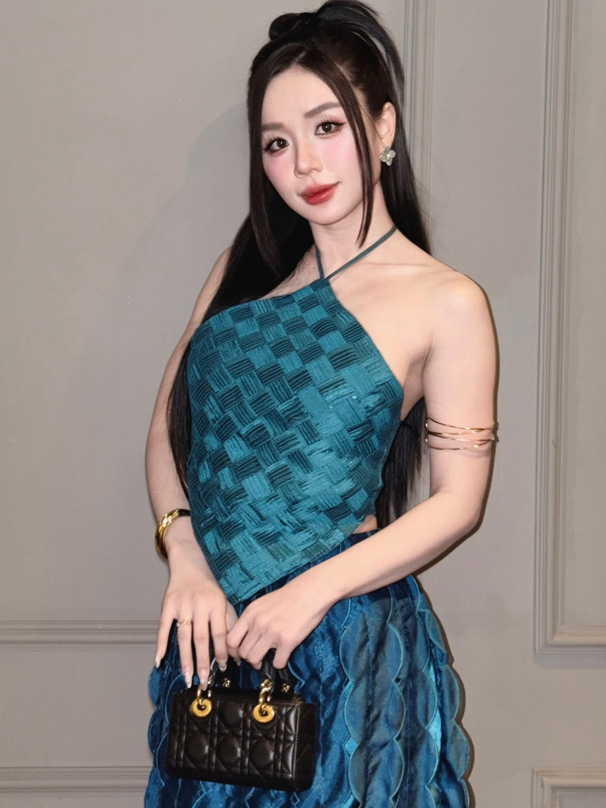 Phong cách thời trang của Cindy Lư cũng rất đa dạng, khi thì kín đáo, dịu dàng, lúc lại nổi bật với những trang phục gợi cảm, thể hiện sự tự tin.