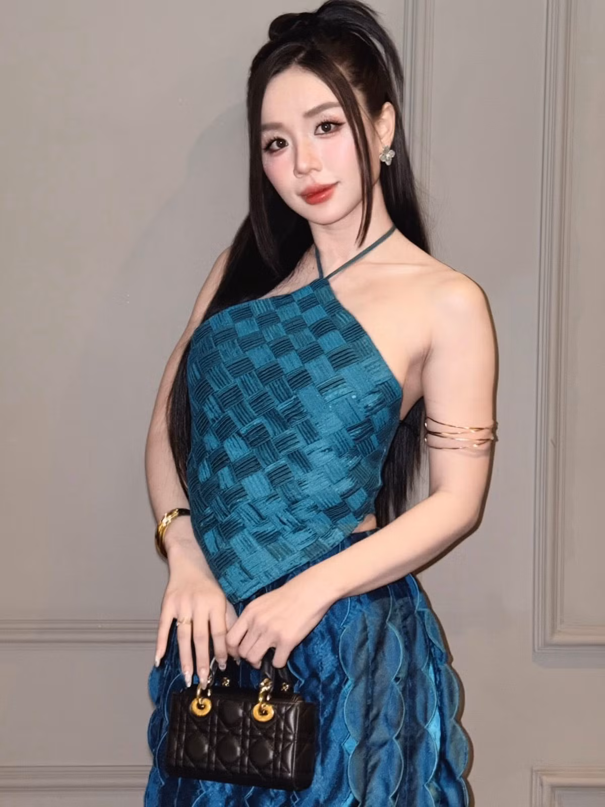 Phong cách thời trang của Cindy Lư cũng rất đa dạng, khi thì kín đáo, dịu dàng, lúc lại nổi bật với những trang phục gợi cảm, thể hiện sự tự tin.