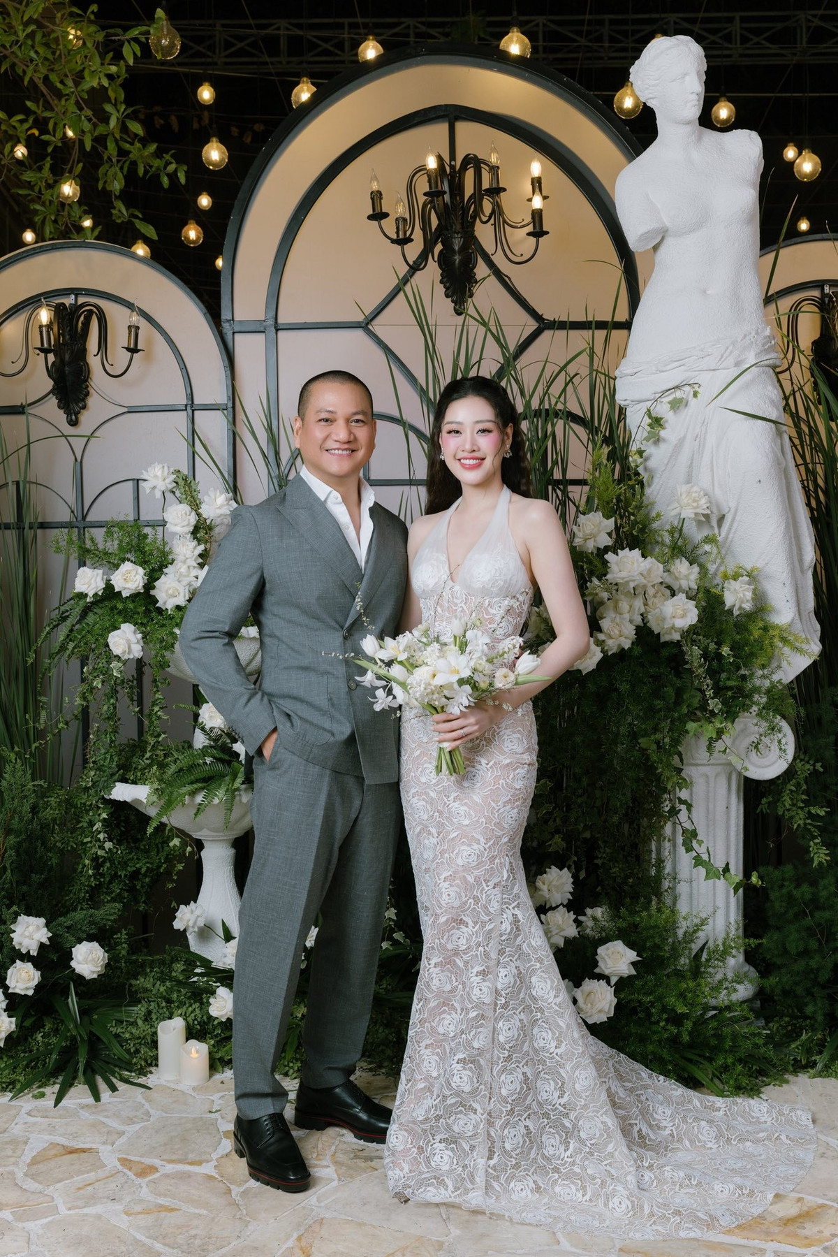 Không gian tiệc kỷ niệm của vợ chồng Hoa hậu Khánh Vân ngập tràn ánh nến, hoa tươi và gam màu ấm áp, mang đậm tinh thần lãng mạn, riêng tư.