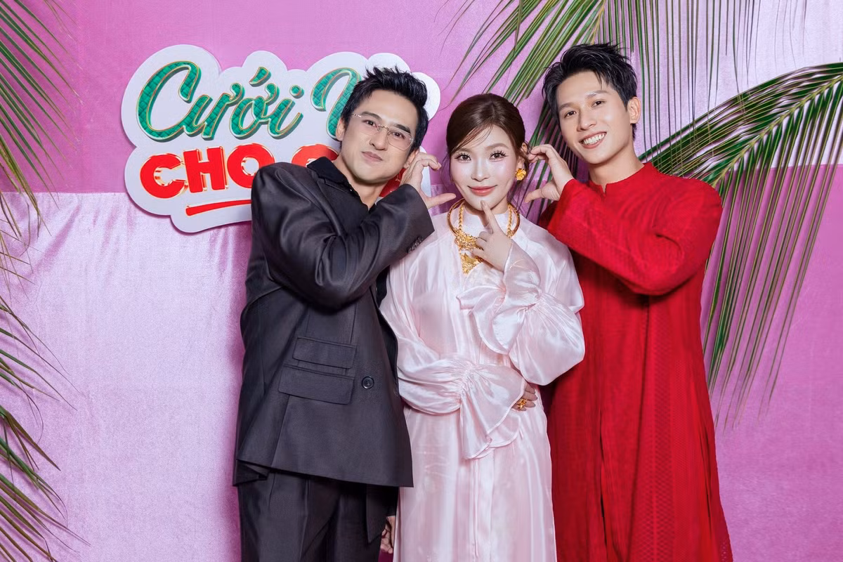 Lương Thế Thành nhí nhảnh bên bà xã Thúy Diễm và bạn diễn của cô tại buổi ra mắt phim "Cưới vợ cho cha". Ảnh: FB Nguyễn Ngọc Thuý Diễm