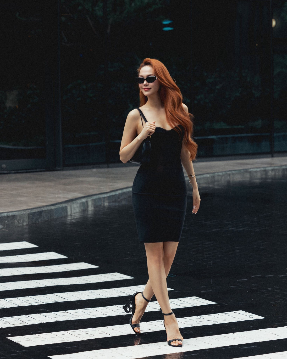 Ca sĩ Minh Hằng diện váy màu đen ôm sát dạo phố. Ảnh: FB Minh Hằng