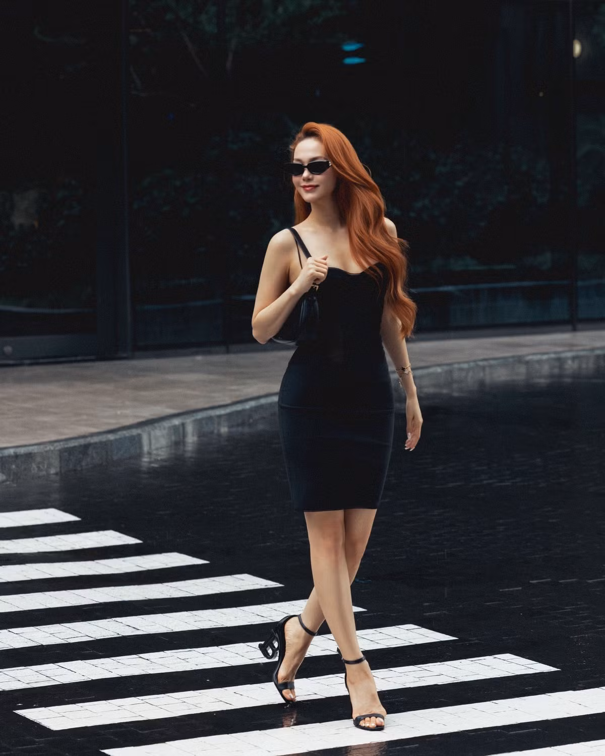 Ca sĩ Minh Hằng diện váy màu đen ôm sát dạo phố. Ảnh: FB Minh Hằng