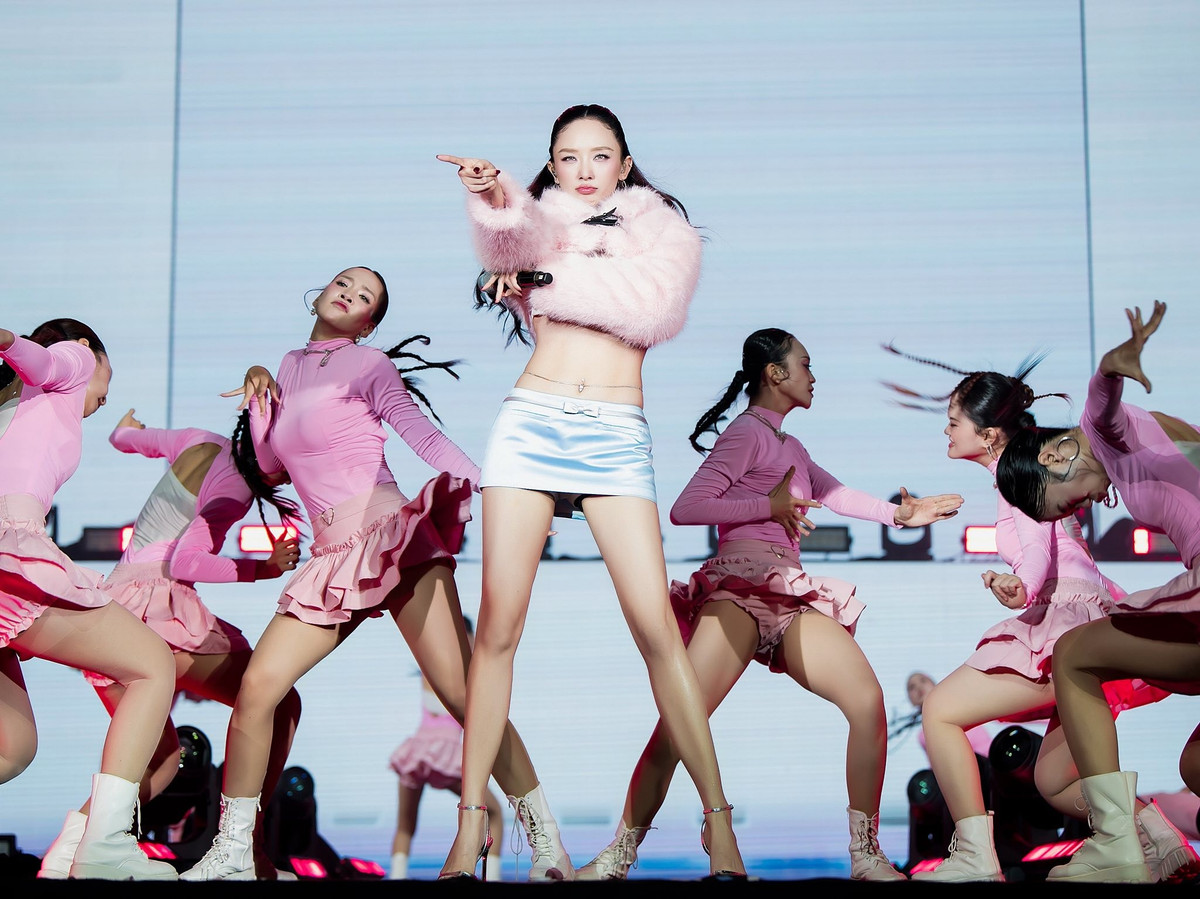 Điểm nhấn của bộ cánh nằm ở thiết kế áo crop top ngắn cũn, khéo léo khoe vòng eo thon gọn, săn chắc đáng ngưỡng mộ của giọng ca Đậm Đà.