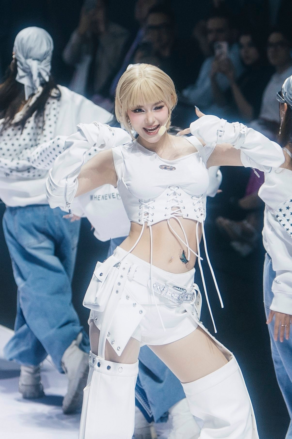 Tin tức sao Việt 14/11: Ca sĩ Minh Hằng mặc trang phục hở bụng, khoe vòng eo phẳng lì khi biểu diễn trên sân khấu. Ảnh: FB Minh Hằng