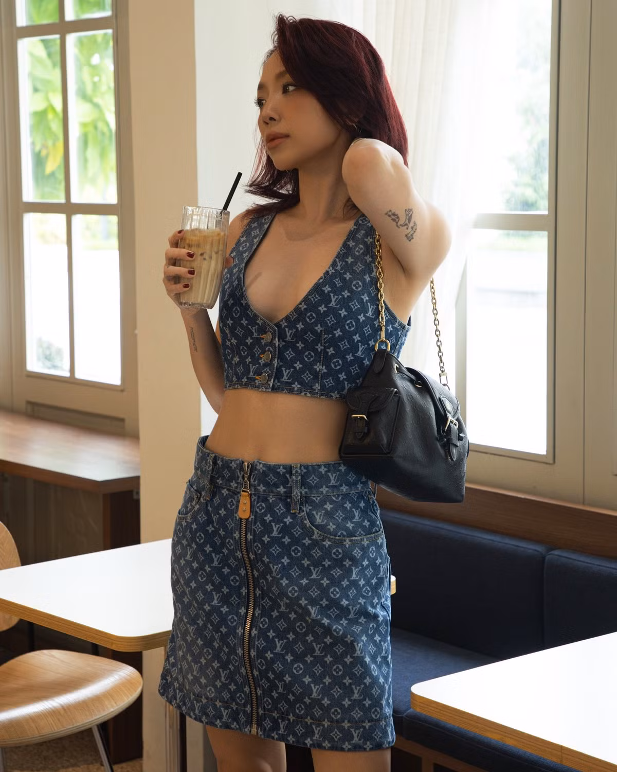 Ca sĩ Tóc Tiên thích uống cà phê sữa mỗi lần hẹn hò cùng bạn bè. Ảnh: FB Tóc Tiên