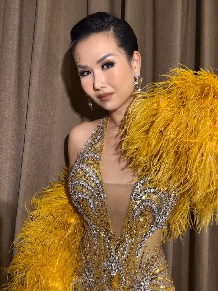 Trên mạng xã hội, cô thường xuyên chia sẻ các bữa ăn healthy, lịch trình tập luyện và những khoảnh khắc đời thường vui vẻ bên con và ông xã người Ấn Độ.