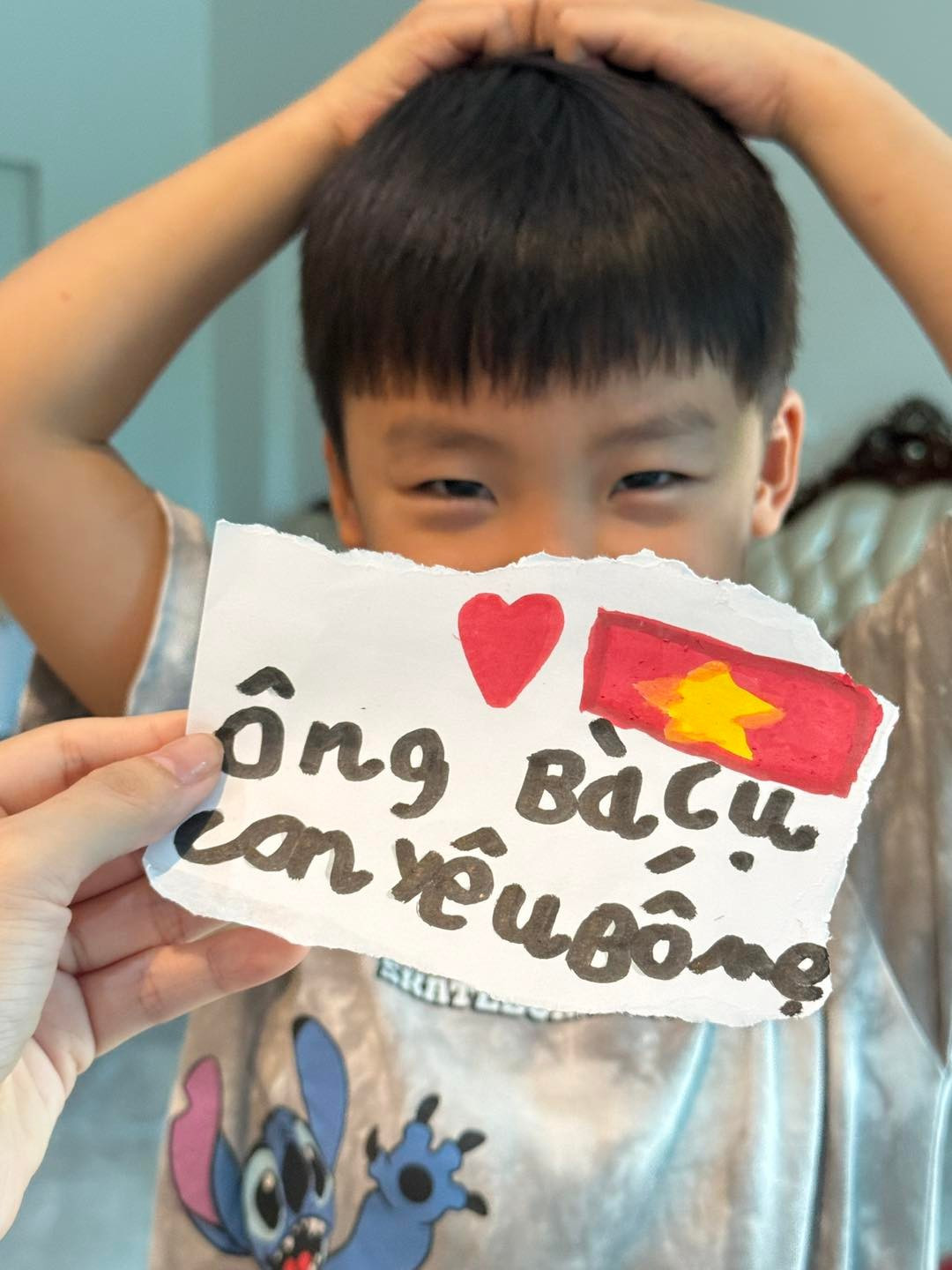 Ca sĩ Hòa Minzy cũng chia sẻ mảnh giấy viết thông điệp yêu thương từ con trai. Ảnh: FB Hòa Minzy