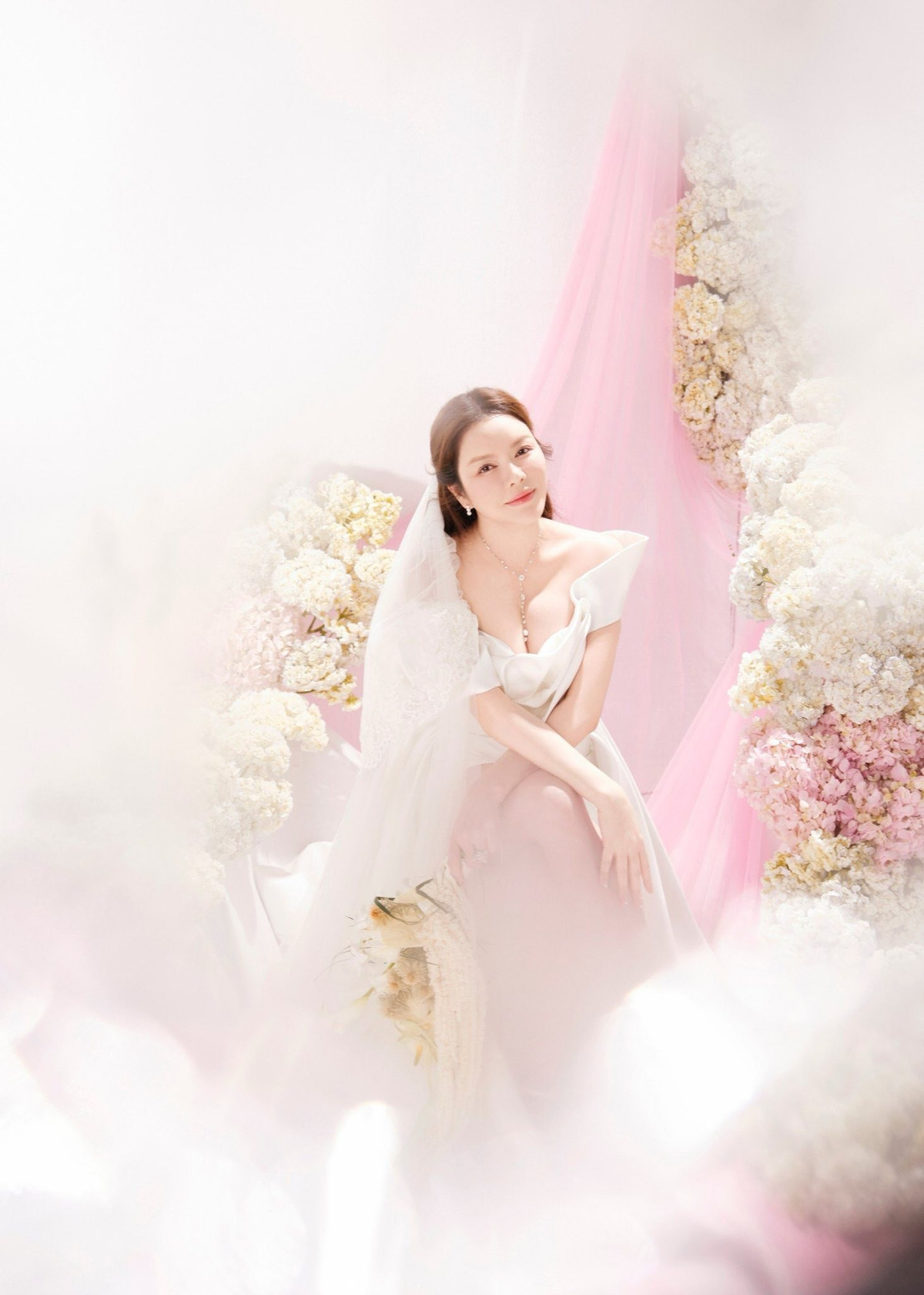 Lý Nhã Kỳ được nhiều fan động viên lấy chồng khi khoe ảnh mặc váy cưới. Ảnh: FB Ly Nha Ky