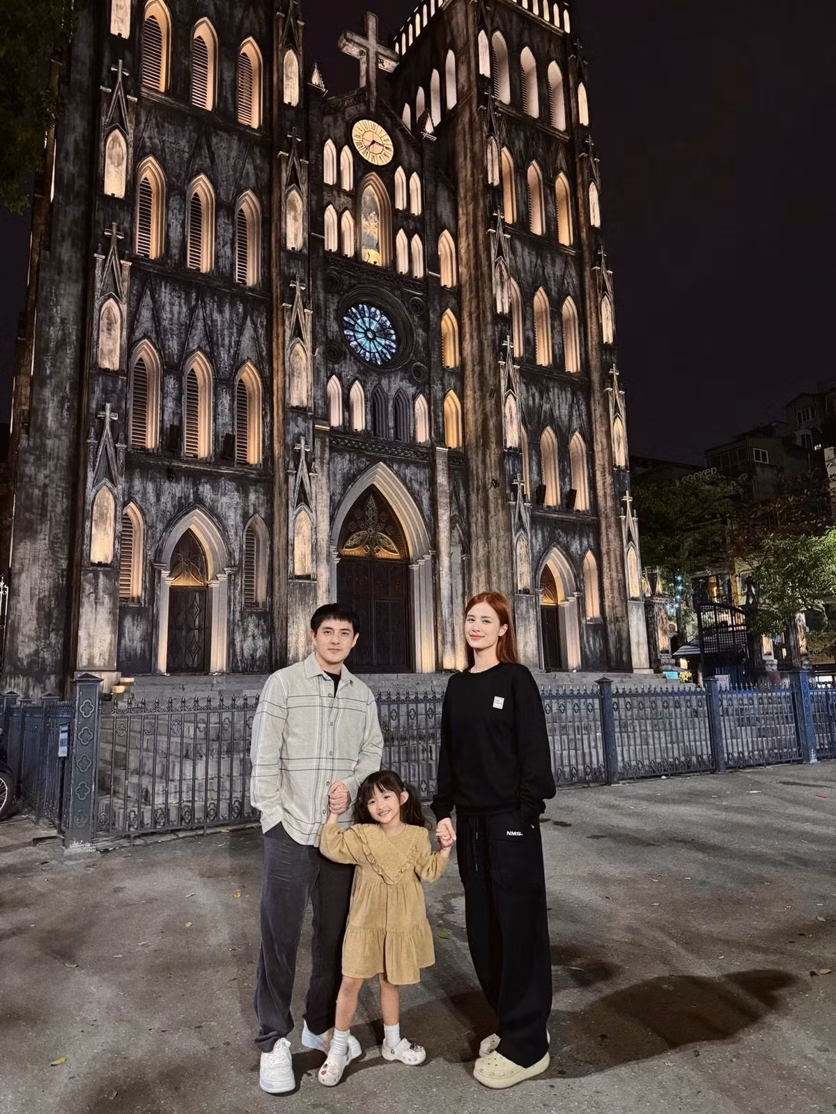 Tin tức sao Việt 17/1: Vợ chồng ca sĩ Đông Nhi - Ông Cao Thắng cùng con gái Winnie check in ở Nhà thờ lớn khi đến Hà Nội. Ảnh: FB Đông Nhi