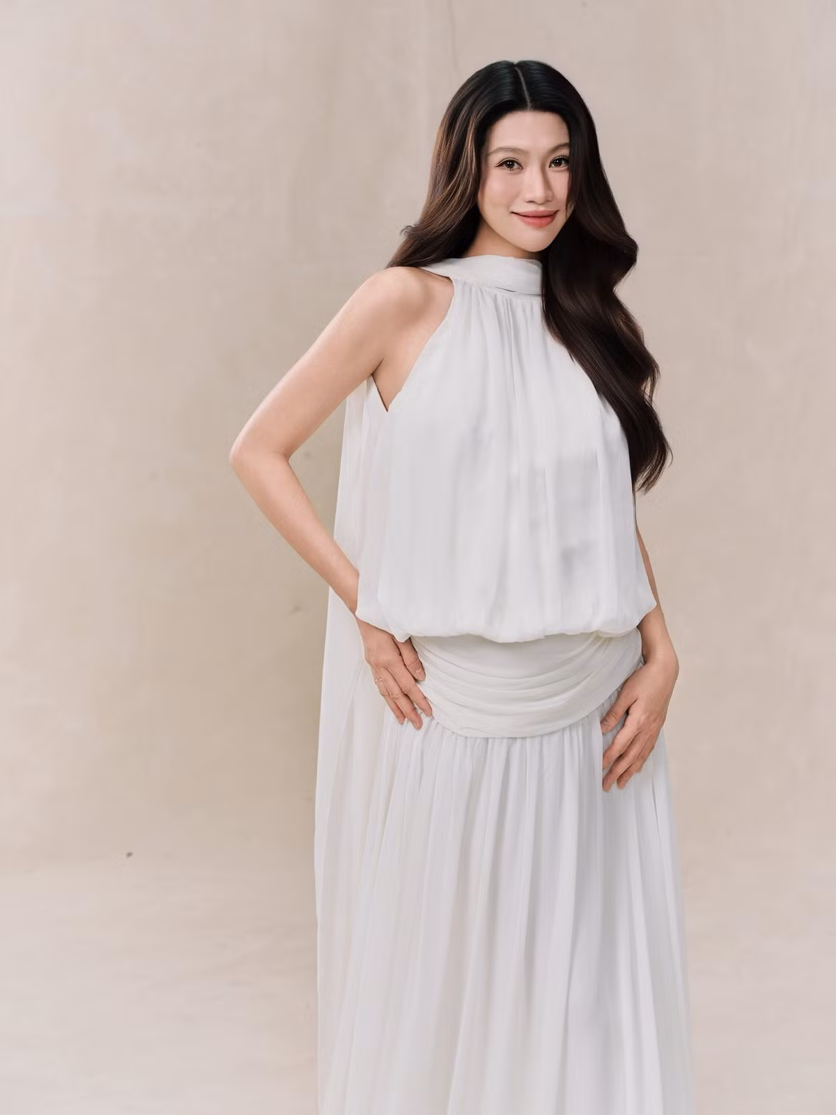 Nhiều khán giả để lại bình luận khen ngợi làn da rạng rỡ và gương mặt thanh thoát của nàng hậu, cho rằng cô là một trong những "mẹ bầu" xinh đẹp nhất showbiz Việt hiện nay.