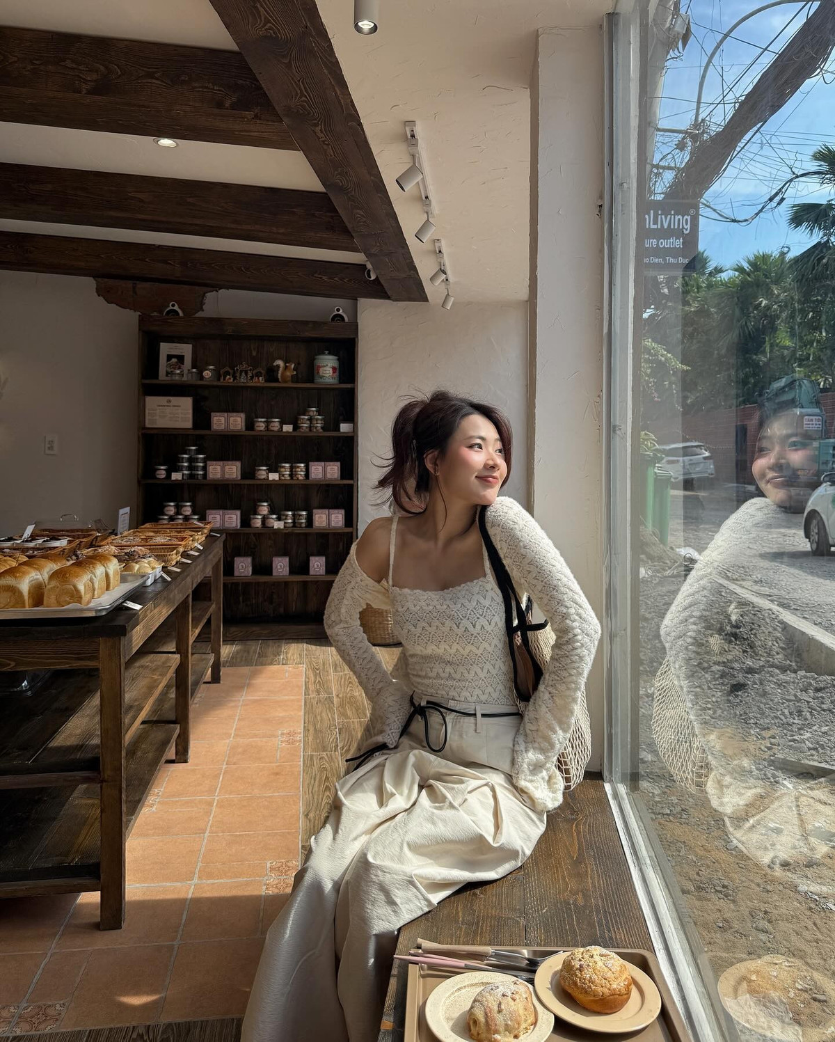 Chẳng cần makeup cầu kỳ, mỹ nhân sinh năm 1995 vẫn tỏa sáng rạng ngời với layout đơn giản.