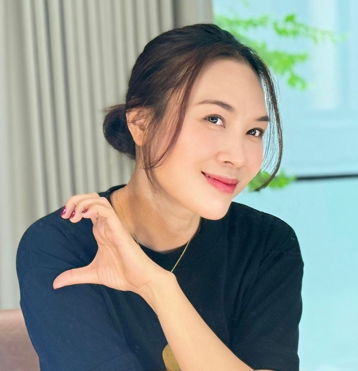 Nữ ca sĩ khiến nhiều người phải trầm trồ về sự trẻ trung của bản thân dù đã ngoài 40 tuổi.