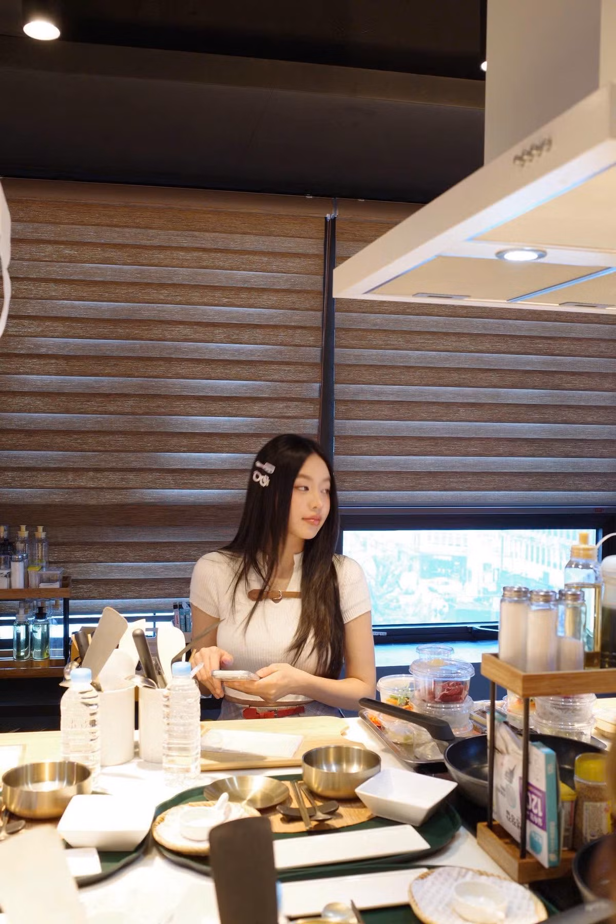 Cách phối đồ vừa đơn giản vừa tinh tế này giúp nàng hậu mang đến hình ảnh nữ tính, ngọt ngào nhưng vẫn trẻ trung, hiện đại.