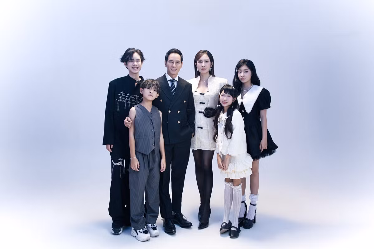 Bố Lý Hải xuất hiện điển trai, chững chạc và phong độ, còn mẹ Minh Hà lại làm mọi người kinh ngạc bởi vẻ ngoài trẻ trung, xinh đẹp tựa như "thời gian bỏ quên".