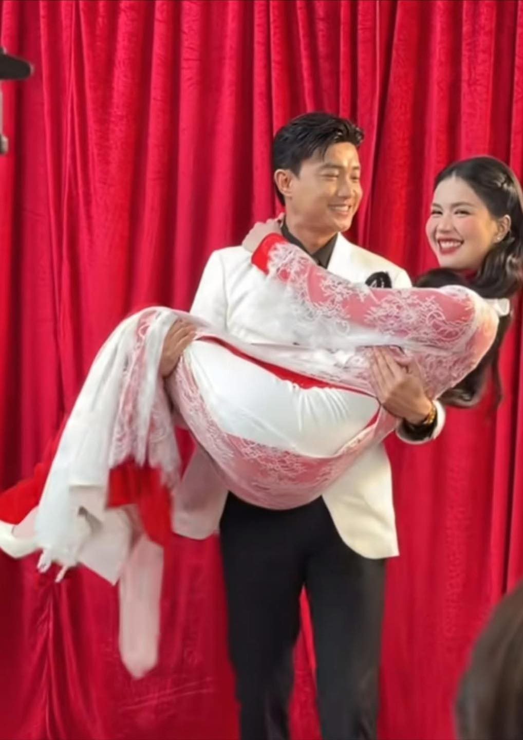 Trước những suy đoán ngày càng lan rộng, Quốc Trường đã thẳng thắn lên tiếng: “Hợp tác làm ăn các bạn ơi! Khổ ghê.” Anh khẳng định mối quan hệ giữa mình và Ngọc Trinh chỉ là đối tác công việc.