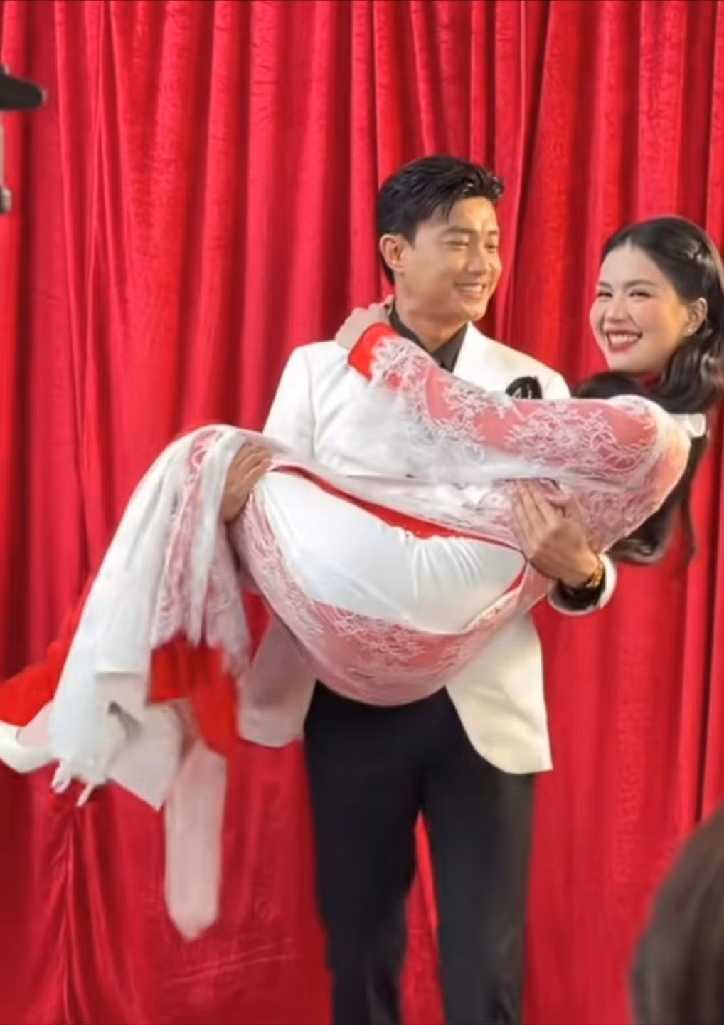 Trước những suy đoán ngày càng lan rộng, Quốc Trường đã thẳng thắn lên tiếng: “Hợp tác làm ăn các bạn ơi! Khổ ghê.” Anh khẳng định mối quan hệ giữa mình và Ngọc Trinh chỉ là đối tác công việc.