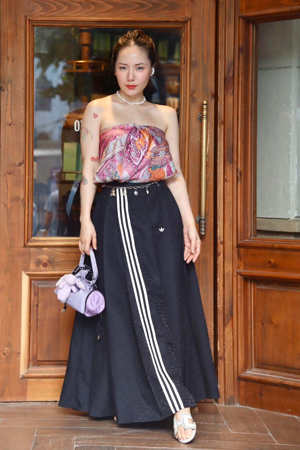 Phương Linh không chỉ ghi điểm bởi nhan sắc mặn mà mà còn khẳng định gu thời trang tinh tế, bắt kịp xu hướng.