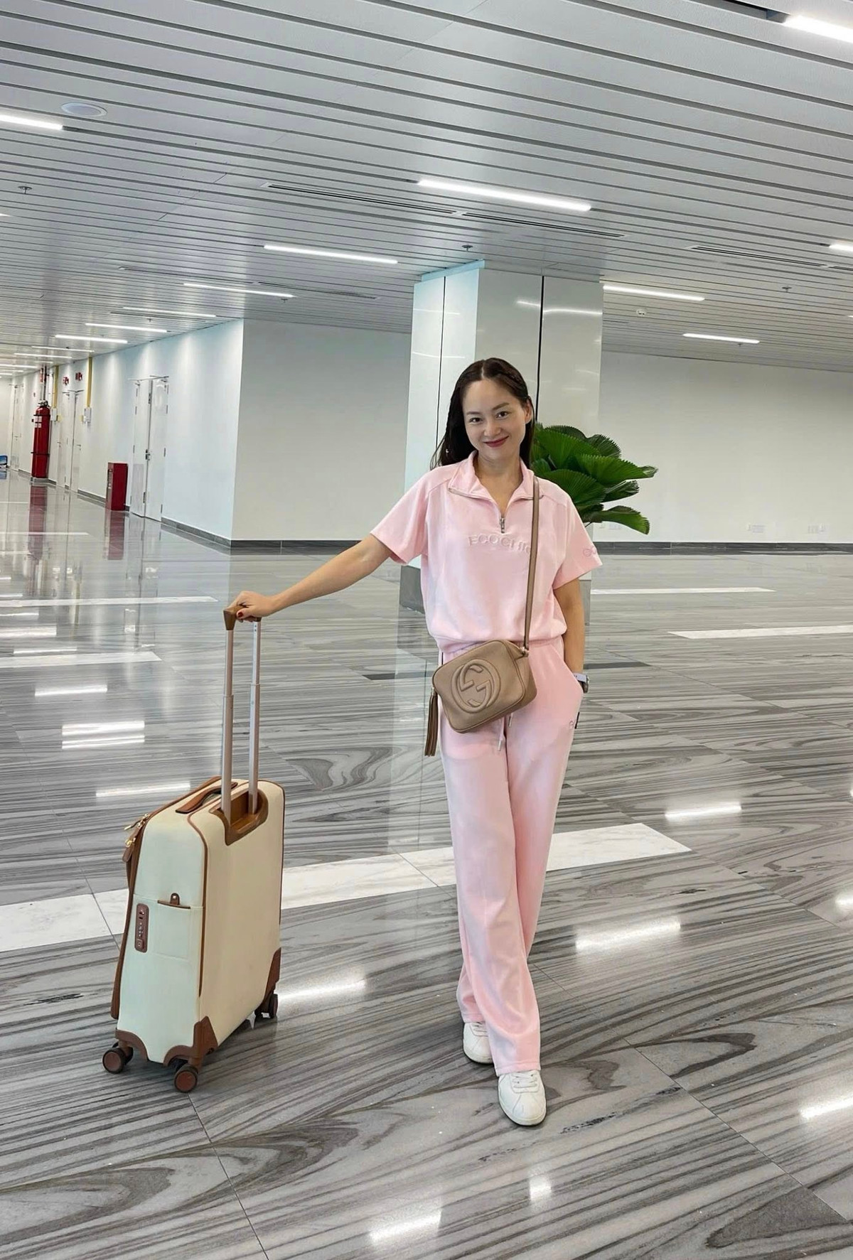 Diễn viên Lan Phương check in ở sân bay. Ảnh: FB Lan Phương