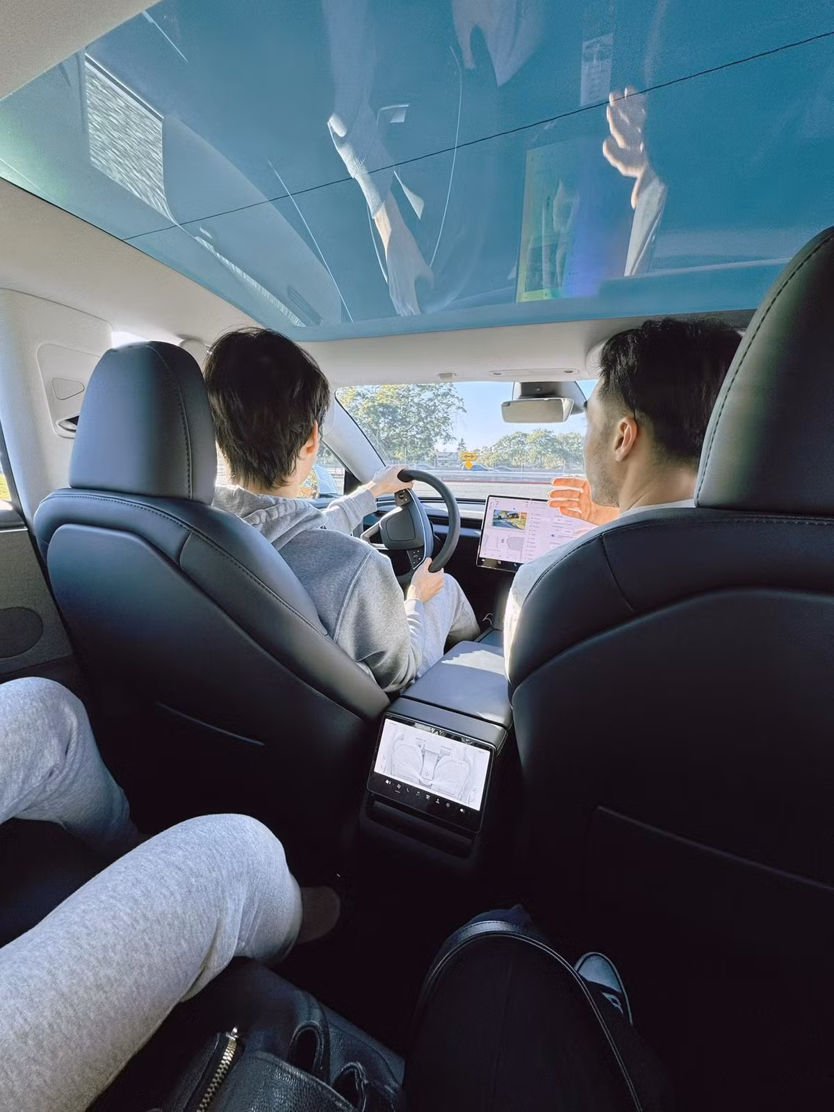 Dịp này, Jennifer Phạm trở về Mỹ khoảng một tuần để thăm nhà và hỗ trợ con trai một số công việc quan trọng trước ngưỡng cửa đại học.