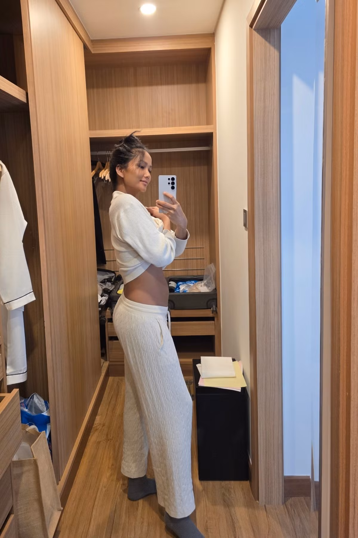 H'Hen Niê giảm 10 kg sau 10 ngày sinh con. Ảnh: FB H'Hen Niê