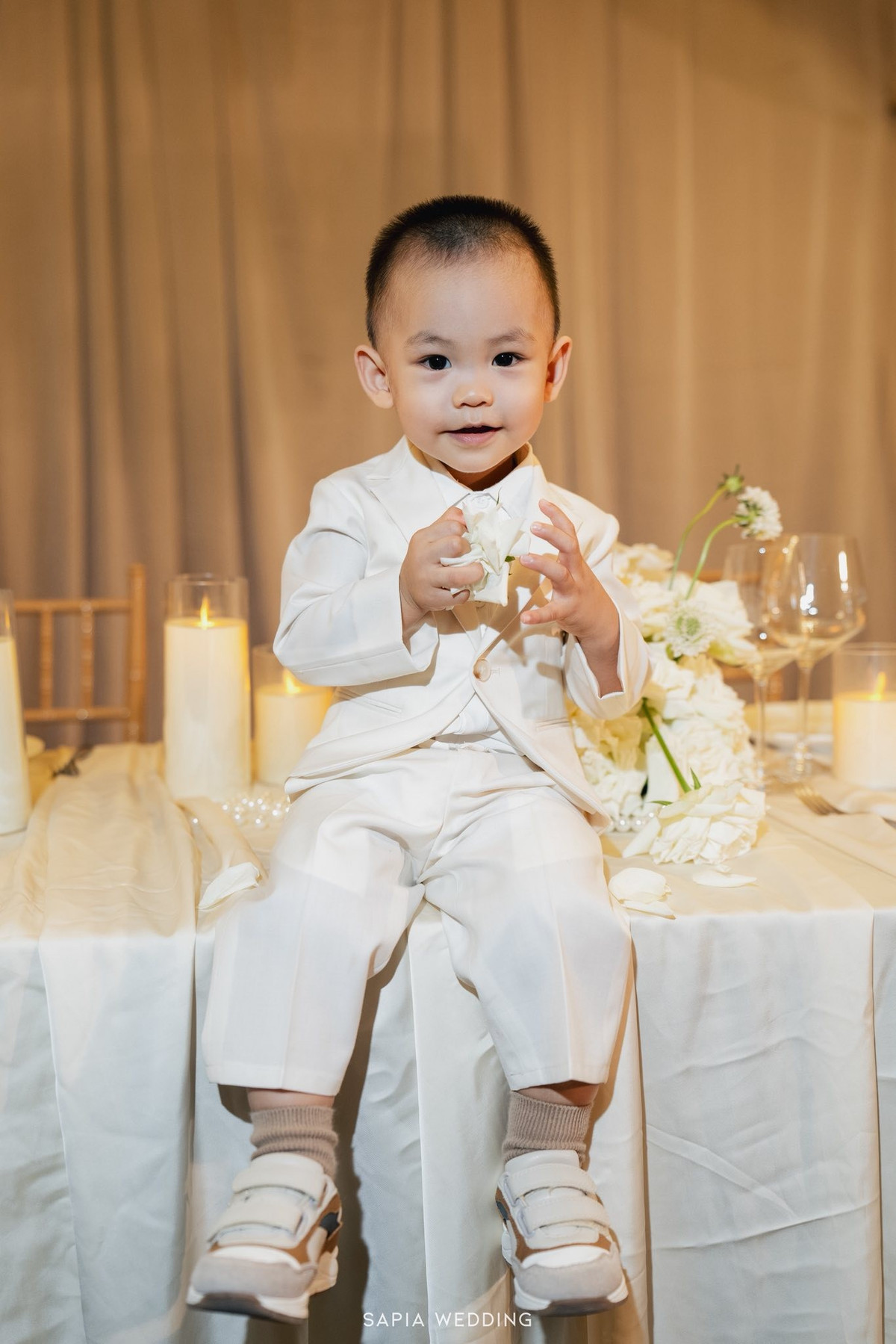 Con trai Doãn Hải My - Đoàn Văn Hậu gây sốt khi diện trang phục vest trắng. Ảnh: FB Gia Đình Lúa