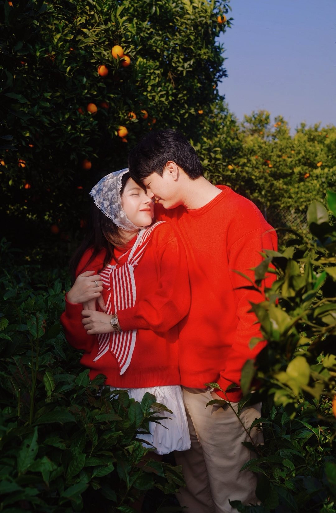 Tone màu đỏ chủ đạo trong bộ ảnh này không chỉ mang đến cảm giác ấm áp mà còn gợi lên không khí cuối năm đang đến rất gần.