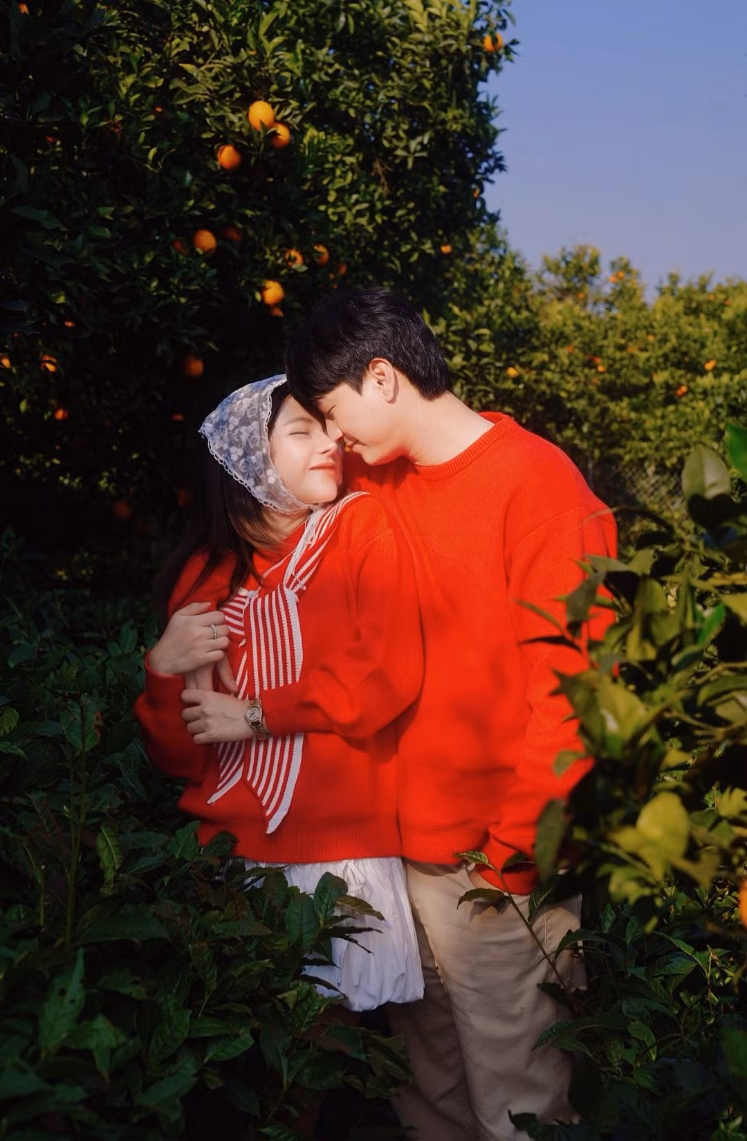 Tone màu đỏ chủ đạo trong bộ ảnh này không chỉ mang đến cảm giác ấm áp mà còn gợi lên không khí cuối năm đang đến rất gần.