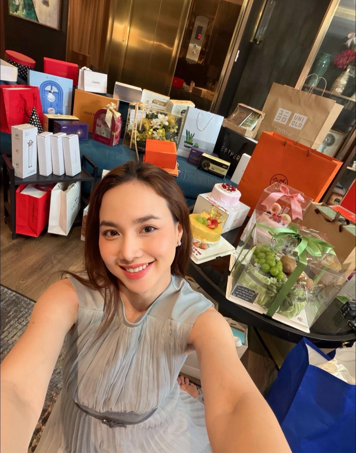 Diễn viên - nhà sản xuất Đinh Ngọc Diệp khoe không gian phòng ngập tràn hoa và quà. Dinh Ngoc Diep