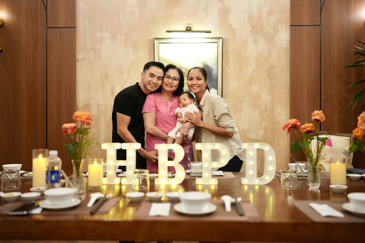 Hoa hậu H'hen Niê cùng ông xã đưa con gái ba tháng tuổi đến tiệc sinh nhật của mẹ chồng. Ảnh: FB Tuấn Khôi