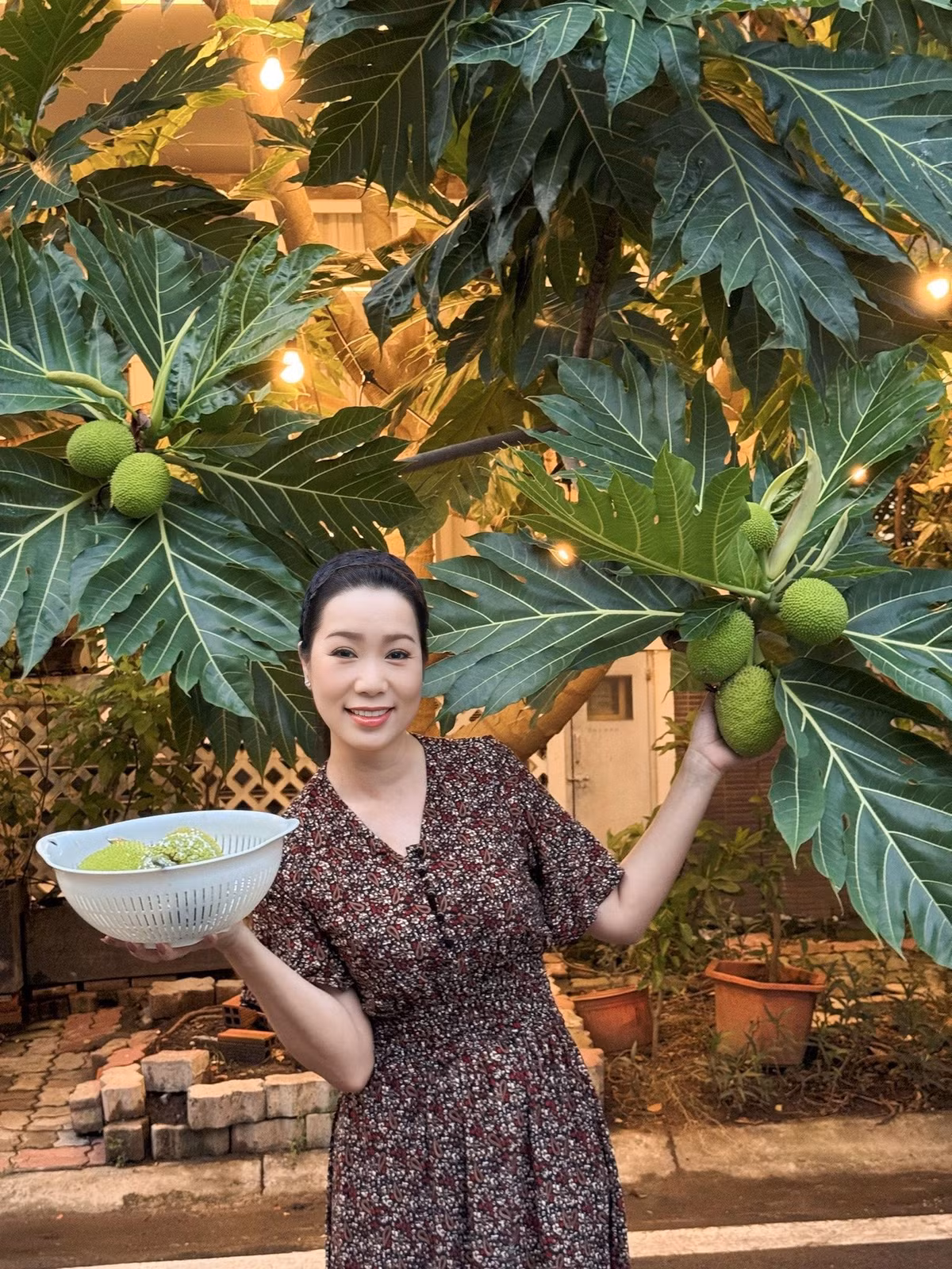 Trịnh Kim Chi khoe cây trái tự tay mình trồng. Ảnh: FB Trịnh Kim Chi