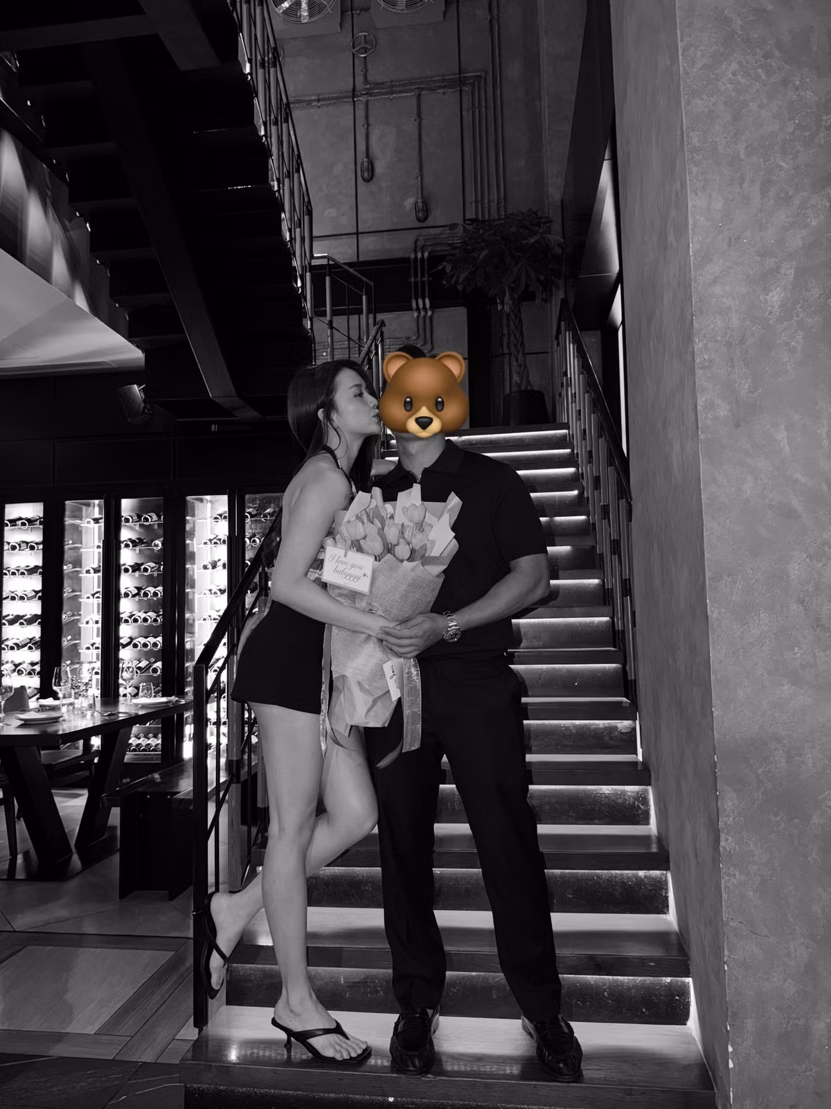 Cô khéo léo dùng biểu tượng hình con gấu để che diện mạo bạn trai, khiến danh tính “nửa kia” càng trở nên bí ẩn và gây tò mò cho cư dân mạng.