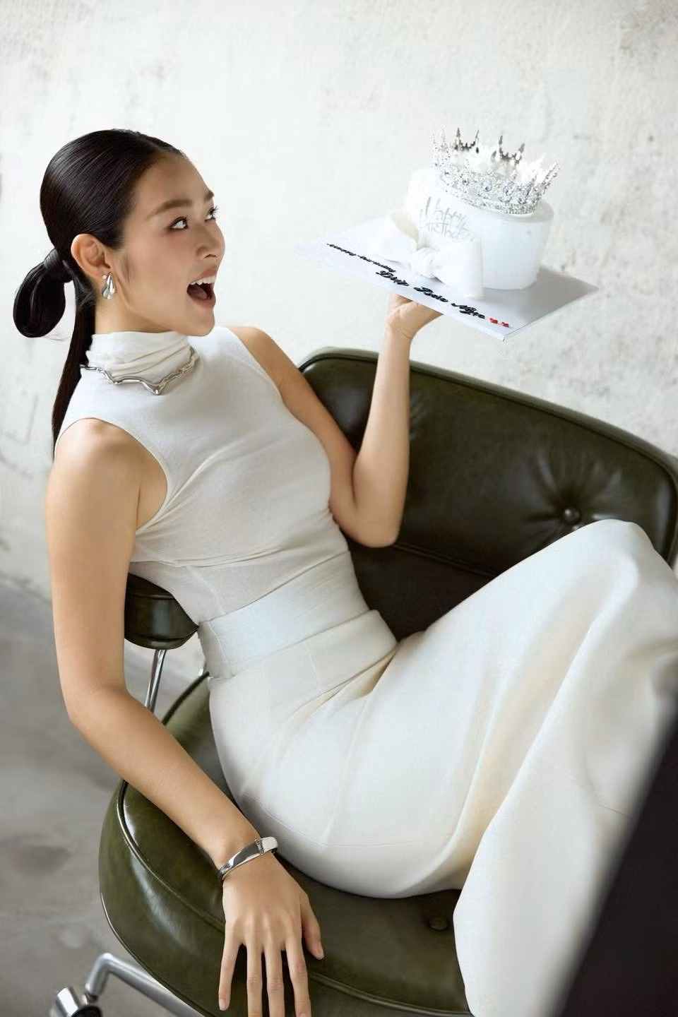 Lối trang điểm nhẹ nhàng giúp cô tôn lên vẻ đẹp trong trẻo, dịu dàng nhưng vẫn toát lên thần thái quyến rũ.