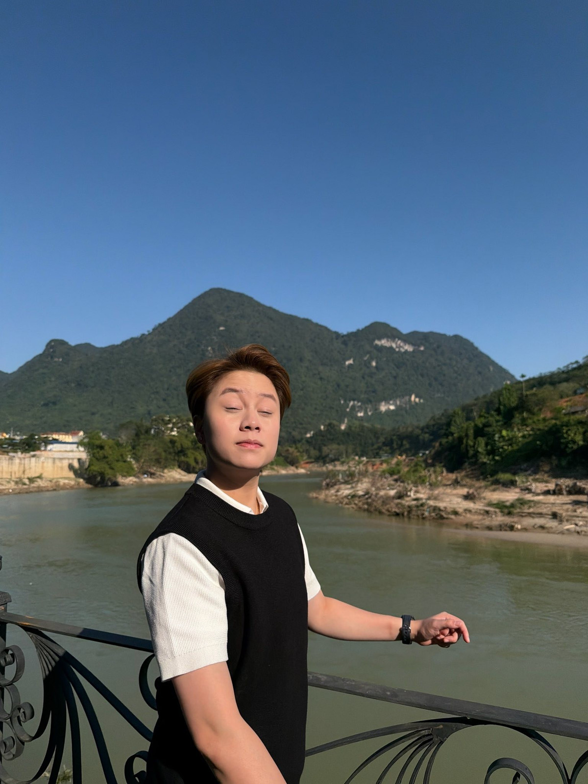 Diễn viên Bảo Hân đăng khoảnh khắc hài hước, cho biết: "Định săn bắt con nghệ thuật mà nắng vỡ đầu nên trông nó lạ lắm!" Ảnh: FB Pham Bao Han