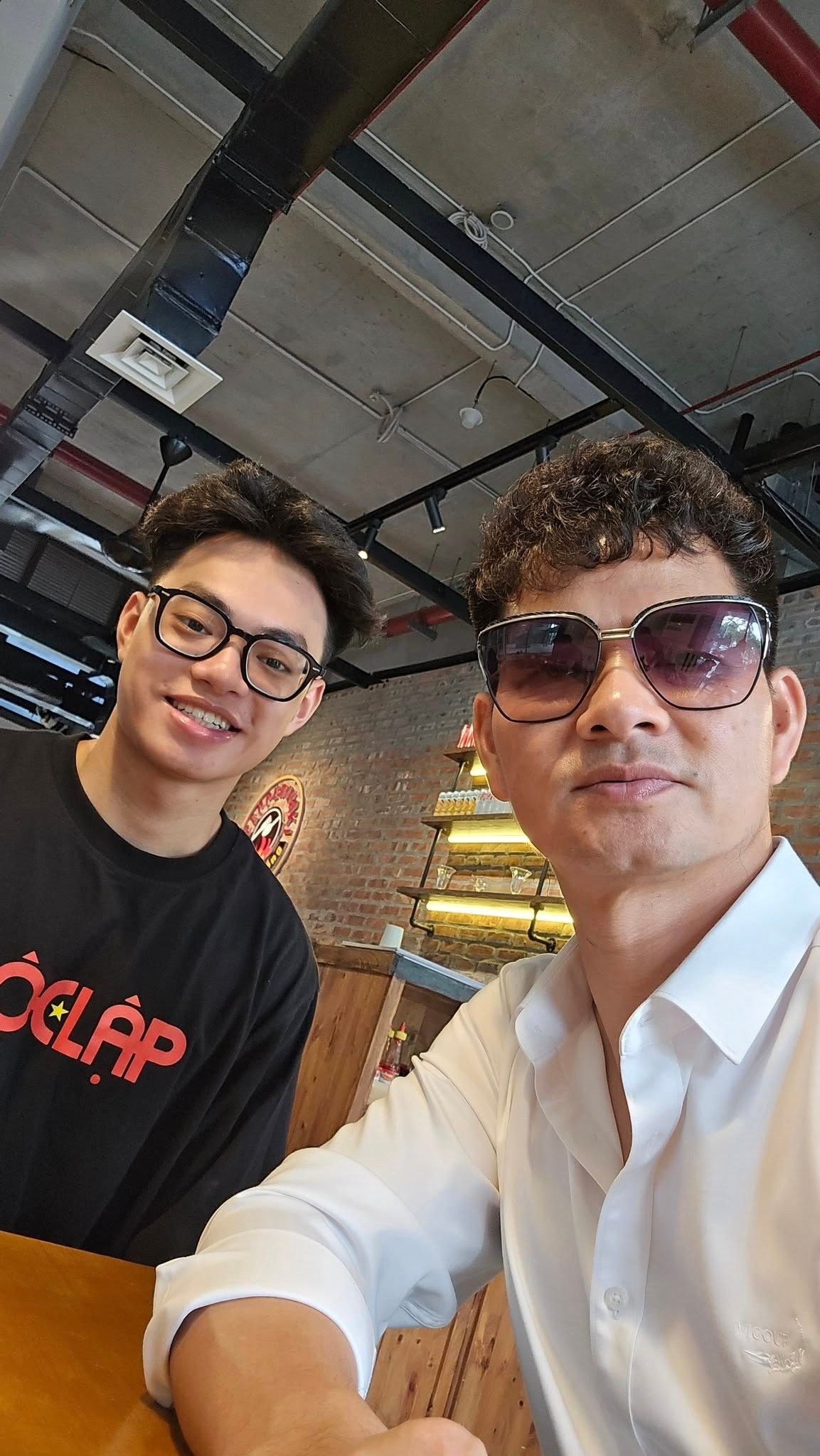 Xuân Bắc đưa con trai đi cà phê. Ảnh: FB Nguyễn Xuân Bắc