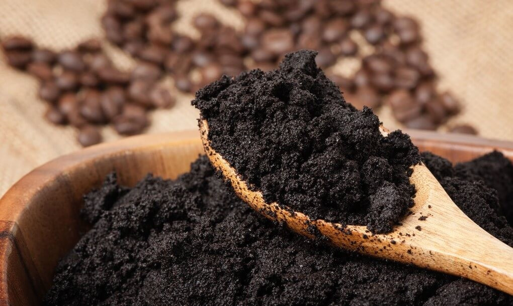 Sử dụng bã cà phê là lựa chọn phù hợp với sàn gỗ màu tối. Chà nhẹ bã cà phê lên vết xước rồi lau sạch, màu sắc của cà phê sẽ giúp che bớt các vết trầy, giúp sàn trông đồng nhất hơn.