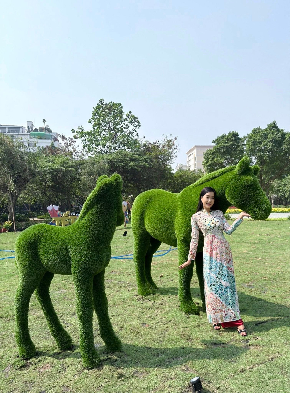 NSND Trịnh Kim Chi tạo dáng bên linh vật năm Bính Ngọ. Ảnh: FB Trịnh Kim Chi