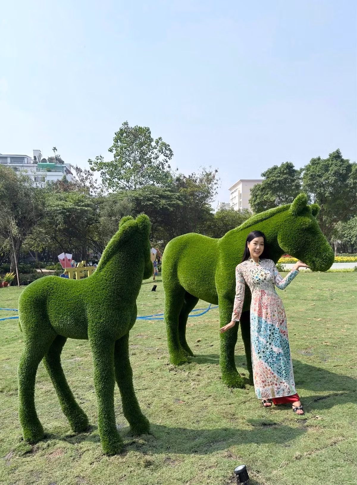 NSND Trịnh Kim Chi tạo dáng bên linh vật năm Bính Ngọ. Ảnh: FB Trịnh Kim Chi