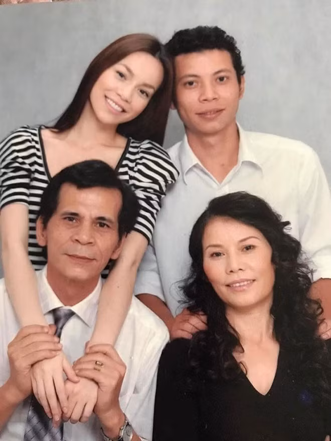 Bà Ngọc Hương cũng gây chú ý không kém khi xuất hiện trong bức ảnh với diện mạo trẻ trung, phong thái thanh lịch. Từ thời trẻ ở Quảng Bình, bà đã được khen “sành điệu”, có gu thẩm mỹ tinh tế. Chính vì vậy, Hồ Ngọc Hà từ nhỏ đã được mẹ chăm chút tỉ mỉ về trang phục và phong cách, trông chẳng khác gì một “tiểu thư”.