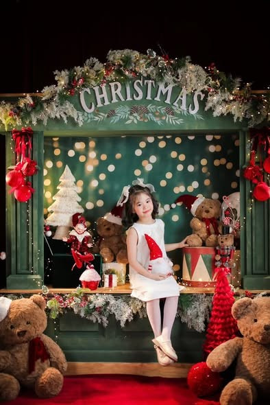 Diễn viên Lê Tú Vi khoe con gái xinh đẹp trong bộ ảnh đón Giáng sinh. Ảnh: FB Lê Tú Vi
